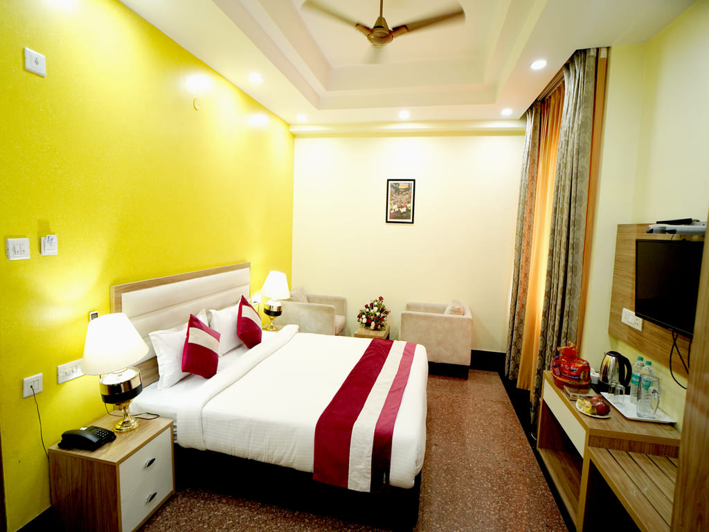Deluxe room to stay in Vrindavan Mathura